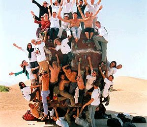 Der rote Truck ist das Basecamp wärend der Reise.