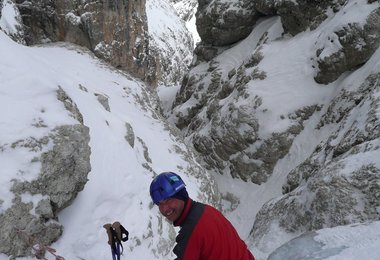 Peter am Stand der Abseilstelle über dem Eisfall.