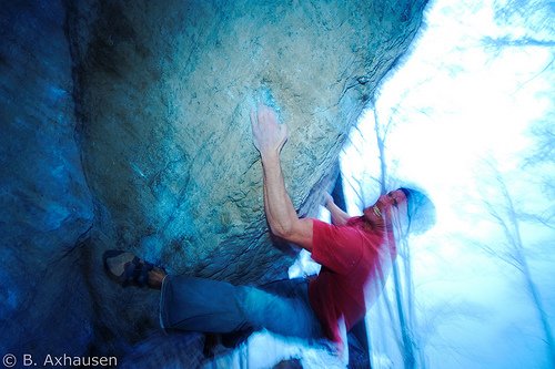 Toni Lamprecht im 8c+ Boulder in Kochel © B. Axhausen