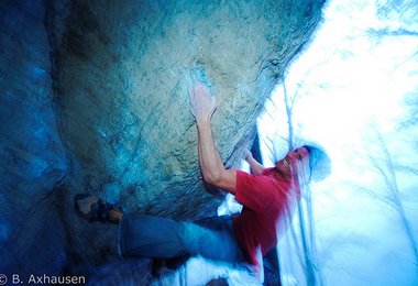 Toni Lamprecht im 8c+ Boulder in Kochel © B. Axhausen