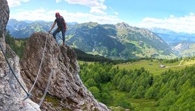 Auf dem Turm vor der Seilbrücke - Bella Cascinaia Klettersteig 
