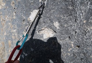 Auch bei einem Bohrhaken wurde genau darunter ein großer Griff gebohrt, der Haken lässt sich aber leicht von unten einhängen.