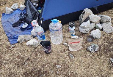 Die Travellunch-Tüten stehen auch recht gut am Boden.