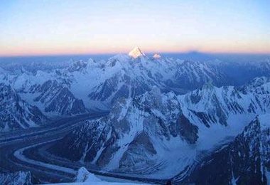 Beim Lageraufbau am Broad Peak - Foto: Walter Zörer