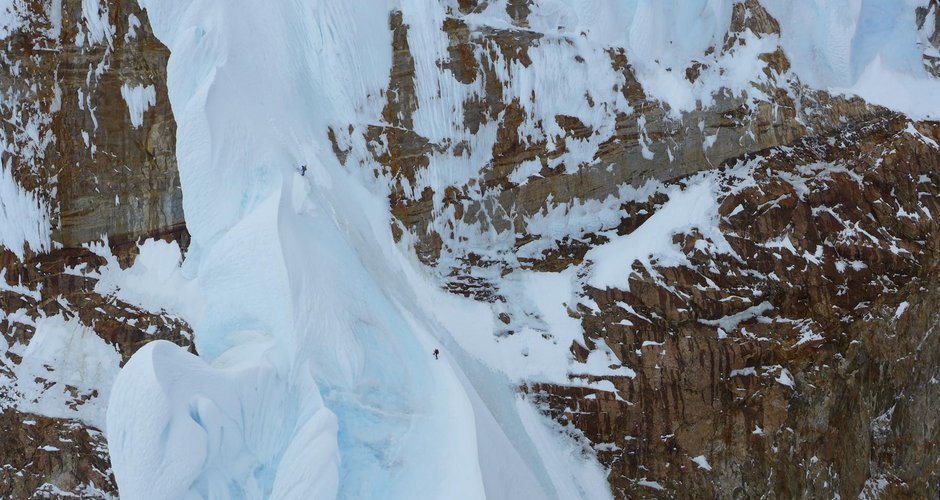 Christina and Caro near Col de la Esperanza (C) Luka Lindic