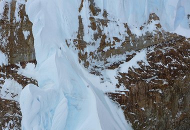 Christina and Caro near Col de la Esperanza (C) Luka Lindic
