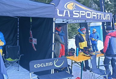 Die Ausgabestelle der Testausrüstung - Eiskletterfestival Osttirol 2024