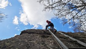 Auf der langen Leiter nach den ersten Stufen - Rabenacksteig Klettersteig
