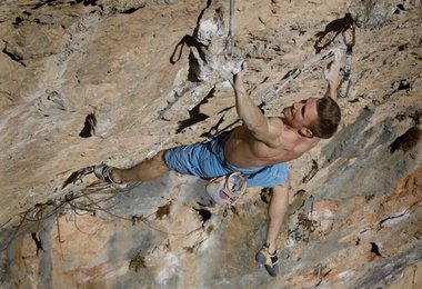 Jakob Schubert klettert Stoking the Fire - 9b (c) Shinta Ozawa