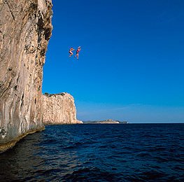 Abseilen ohne Seil Charlie Woodburn und Tim Emmett beim Schnellabstieg von den Klippen auf der Mana Insel. © Simon Carter/onsight.com.au