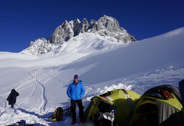 Basecamp mit den Chauki Dolomiten. Im Hintergrund die gefahrenen Lines (c) Daniel Ladurner