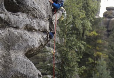 Igor in „Arete Kalamarka“ in Teplicke skaly (Tschechischer Sandstein) im Jahr 2017, ca. VII+, 40 Jahre nach seiner Erstbegehung mit den Kletterschuhen aus 1977 (c) Igor Koller