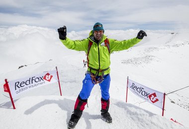 Andreas Jentzsch beim Finish auf 5.642 m (c) Red Fox Elbrus Race