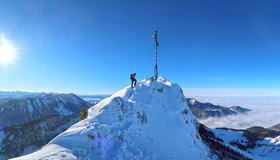 Der Gipfelgrat und das berühmte Chiemgau Kreuz - Skitour Kampenwand.
