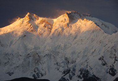 Rhakiotseite des Nanga Parbat, rechts oben im Schatten sieht man den oberen Teil der NW Flanke.