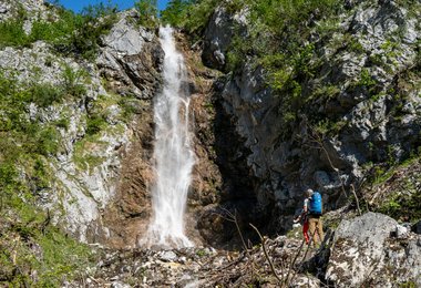 Klinser Wasserfall - durch das viele Schmelzwasser hat er eine beachtliche Größe 