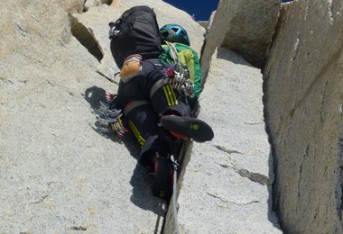 Schöne Risskletterei an rauem Granit