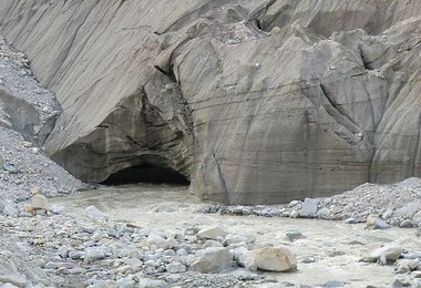 Der Fluss Braldu am Gletschertor des Baltoro-Gletschers © Ralf Dujmovits www.amical.de