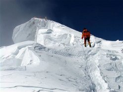 Nives kurz vor dem Gipfel des Everests. Foto: Romano Benet