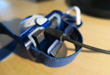 Bei der einfachen Aufladung mit dem Micro-USB-Kabel