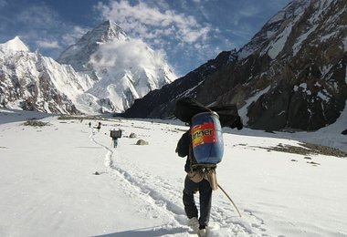Auf dem Godwin-Austen-Gletscher 2 Stunden vor dem K2-Basislager © Ralf Dujmovits www.amical.de