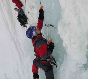 Ronny in harter Eis-Boulderstellen am Abstieg....