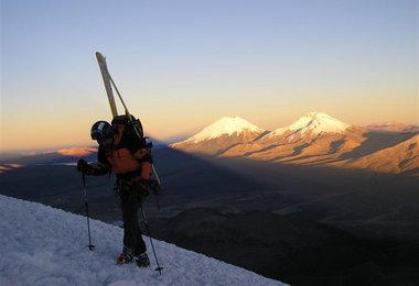 Rasto im Aufstieg zum Sajama; die Zwillingsvulkane Parinacota und Pomarape