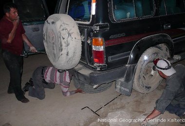 Reifenpanne beim Serirk Pass © National Geographic/Gerlinde Kaltenbrunner