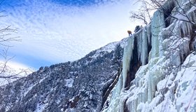 Ein Bergführer richtet ein Toprope ein - Oberer Grawa Eisfall