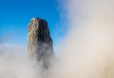 Mystisch schlängelt sich der Nebel um den Campanile Basso (Turm 38)