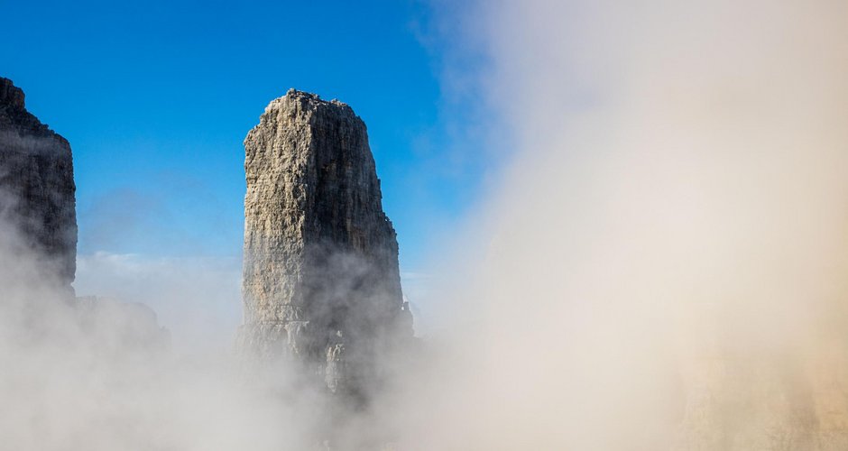 Mystisch schlängelt sich der Nebel um den Campanile Basso (Turm 38)