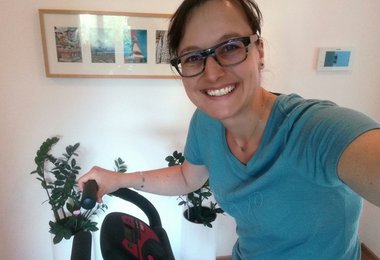 Franziska am Hometrainer mit ihrem Icebreaker Nature Dye Tech Lite Short Sleeve Low Crewe Anniversary Ram