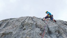 Perfekter Rillenfels in der letzten Seillänge von „Dunkelblau“ am Blauen Kopf.