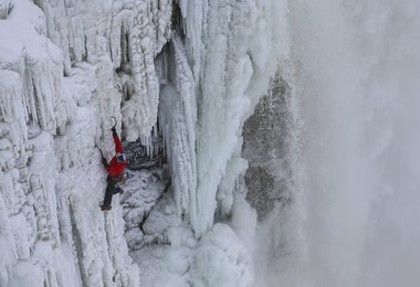 Frozen Falls 2015 USA: WIll Gadd - Action  © Red Bull Content Pool
