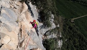 Schöne Plattenquerung am Ende der 5ten Seillänge.