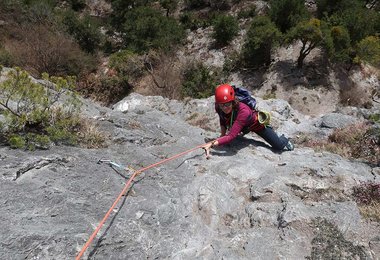 Beim Klettern mit dem Arcteryx Alpha FL 30 Rucksack