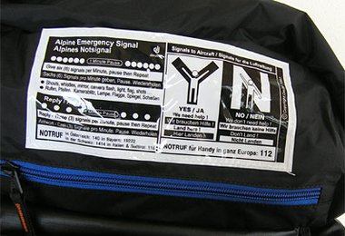 Das SOS-Label unter der Deckeltasche