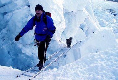 Der kleine Hund auf der Aluleiter im Khumbu-Eisfall
