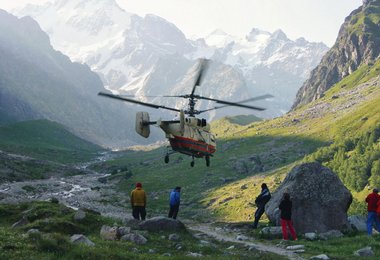 Hubschrauberrettung in den Alpen – eine teure Angelegenheit. (stock.adobe.com © Victor Chaika 