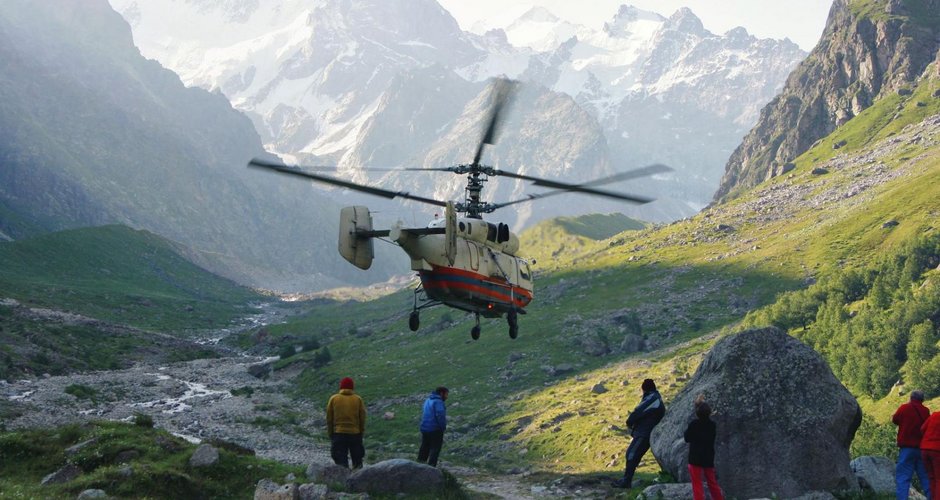 Hubschrauberrettung in den Alpen – eine teure Angelegenheit. (stock.adobe.com © Victor Chaika 