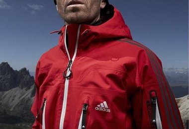 Thomas Huber in der eigens für die Antarktis Expedition gefertigten Terrex Jacke.