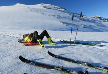 Auch bei langen Skitouren top - die Rast beim Aufstieg zum Großvenediger (40 km, 2700 Hm).