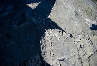 Dani Arnold free solo in der Cassin am Piz Badile (c) Christian Gisi