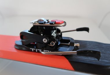 Unten die Verstellplatte, dann der Hinterbacken mit dem Stopper.