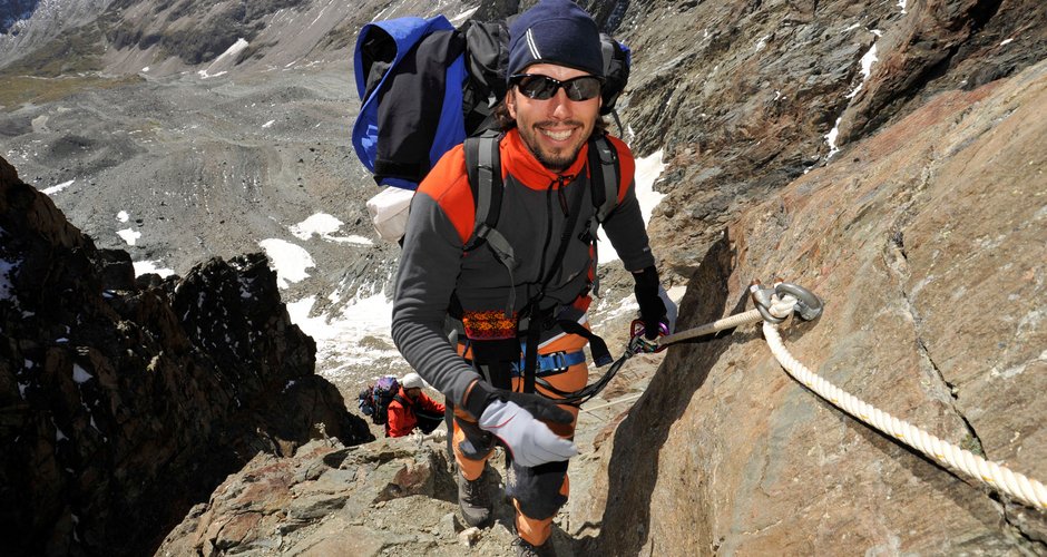 Günther B., ehemaliger Kinderkrebspatient, im steil aufsteigenden Klettersteig
