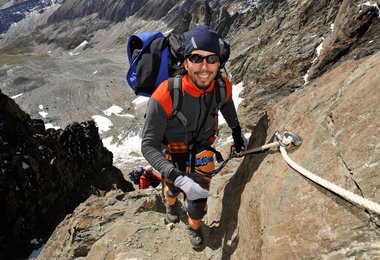 Günther B., ehemaliger Kinderkrebspatient, im steil aufsteigenden Klettersteig