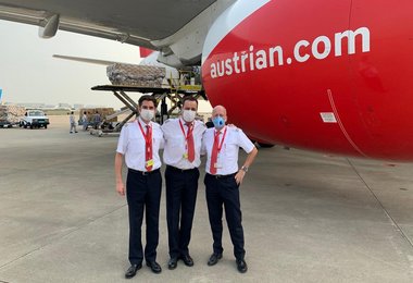 Die Austrian Crew mit der Ladung (c) Austrian Airlines