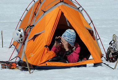 Gerlinde studiert die Wand © Ralf Dujmovits www.amical.de