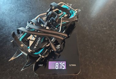 Das Camp Peak 12 STL Steigeisen wiegt bei uns 875 Gramm (ein Paar).