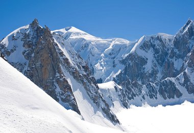 Die Tour Ronde Nordwand, im Hintergrund der Mont Blanc